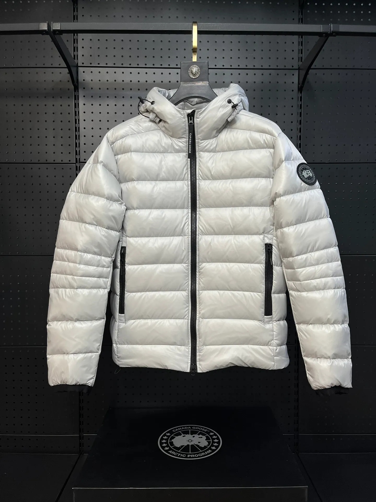 P860 Top 🔥purchase version 𝘾𝘼𝙉𝘼𝘿𝘼 𝙂𝙊𝙊𝙎𝙀/Canada Goose 2227 thin and light model. It’s super lightweight and doesn’t feel any weight on your upper body at all! Show more temperament‼  Canada Goose, a Canadian brand, has always been recognized as the warmest down jacket. Various Instagram celebrities, Internet celebrities, and celebrities often wear it for street photos. I make Canada Goose every year, but I still can’t get rid of my love for the goose. No matter how cold the winter is, there is no need to be afraid. Canada Goose is the legendary warmest down jacket and is known as a must-have for Arctic outdoor sports! The most popular down jacket in the world, celebrities are rushing to buy it, it is a must-have! Size: S-2XL Color: silver gray (red label) silver gray (black label), black (red label), black (black label), dark blue